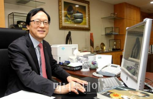 ↑ 집무실 책상에 앉아 있는 김용환 수출입은행장. ⓒ홍봉진 기자.