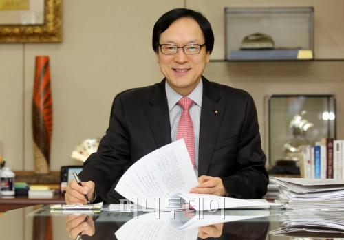 ↑ 집무실 책상에 앉아 있는 김용환 수출입은행장. ⓒ홍봉진 기자.