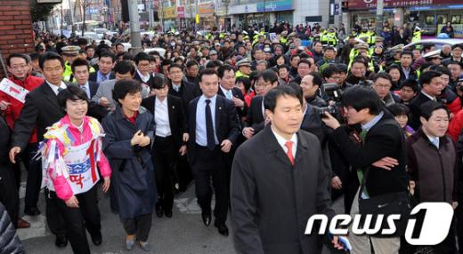 새누리당 박근혜 비상대책위원장이 13일 오후 부산 사상구 괘법동 손수조 후보의 선거사무소를 방문한 후 손 후보와 길을 걸으며 현장지원을 하고 있다. News1 양동욱 기자