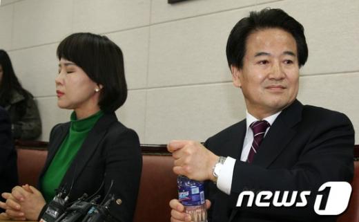 4.11 총선 강남을에 출사표를 던진 민주통합당 정동영 의원과 전현희 의원이 지난달 23일 영등포 당사에서 열린 공천심사위원회 후보자 면접을기다리고 있다.  News1 사진공동취재단