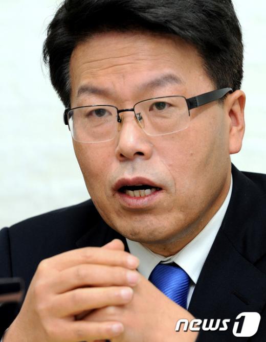 4.11 총선에서 강남을 지역 공천이 취소된 새누리당 이영조 예비후보가 14일 오전 서울 강남구 대치동 자신의 선거사무실에서 선거 방향 등에 대해 보좌진들과 회의를 하고 있다. 이 예비후보가 '제주 4·3사건'을 '공산주의자가 주도한 폭동(communist-led rebellion)'으로, '5·18광주민주화운동'을 '민중반란(a popular revol)'으로 표현한 것을 두고 당내 비대위원과 쇄신파가 사퇴를 요구하겠다고 밝히는 등 논란이 심화되자 당 공추위가 공천을 취소했다.  News1 박정호 기자