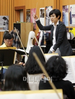 ↑ 지난 12일 군포시 문화예술회관 프라임필하모닉 오케스트라 연습실. 창립 15주년 정기연주회를 앞두고 연습에 들어가자 지휘자 여자경은 특유의 카리스마로 리더십을 발휘했다. ⓒ이동훈 기자 photoguy@