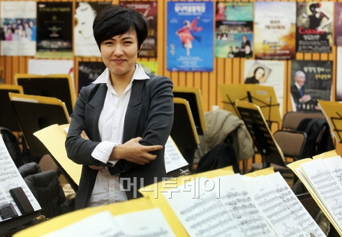 ↑속삭이듯 폭풍치듯 아름다운 카리스마의 마에스트라 여자경의 활보가 기대된다. ⓒ이동훈 기자 photoguy@