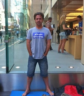 ↑ 뉴아이패드 첫 구매자인 스테판 파키스 ⓒnews.com.au