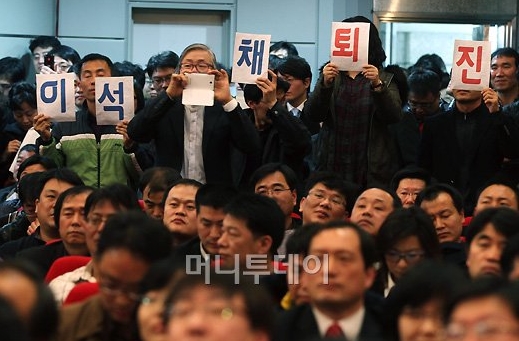 일부 주주들이 이석채 회장의 퇴진을 요구하는 구호를 외치고 있다.ⓒ이기범 기자