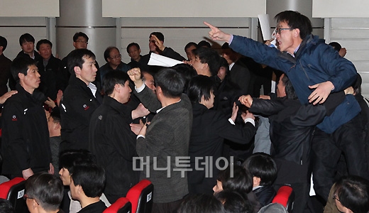 일부 주주들이 이석채 회장의 연임 확정에 항의하며 소동을 빚고 있다.ⓒ이기범 기자