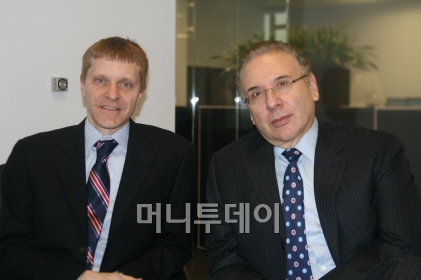 ▲크리스 주엘스도르프 퍼멀 자산운용 부문 부 최고투자책임자(CIO)와 아이작 퍼멀그룹 수에데 회장 겸 CEO(오른쪽)