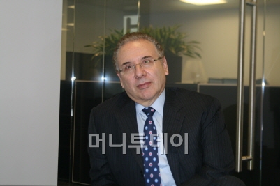 ▲뉴욕 맨해튼 본사 사무실에서 아이작 수에데 퍼멀그룹 회장