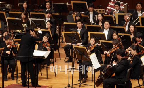 ↑ 베를리오즈의 '환상교향곡'을 선보인 프라임필하모닉 오케스트라. 열정적인 연주와 풍부한 음색은 지휘자 여자경의 리더십으로 더욱 빛났다. ⓒ이기범 기자 leekb@