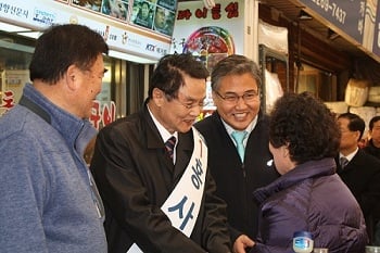 서울 종로구에 공천된 새누리당 홍사덕 후보.