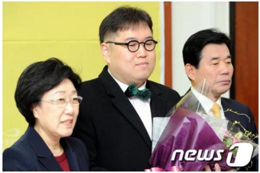 김 후보가 14일 민주통합당 당대표실에서 열린 입당환영식에 참석한 모습. (뉴스1=이광호 기자)