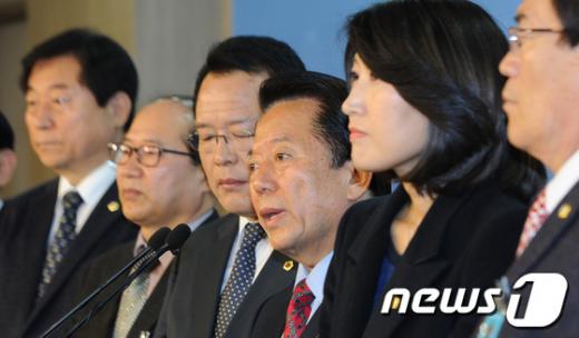 4.11 총선 민주통합당과 통합진보당의 야권단일후보 경선에서 탈락한 민주통합당 김희철 의원(관악을)이 20일 오전 서울 여의도 국회 정론관에서 기자회견을 갖고 있다. 김 의원은 "밀실에서 이루어진 조작, 야합 경선결과에 승복할 수 없다"며 "국민과 관악구민의 합리적이고 상식적인 판단에 제 정치인생을 걸고자 탈당과 함께 무소속 출마를 선언한다"고 밝혔다.  News1 양동욱 기자