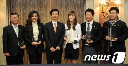 산림청 홍보대사로 위촉된 개그맨 김준호, 개그우면 신보라, 아나운서 김현욱, 소프라노 채미영씨 등이 이돈구 산림청장과 기념촬영을 하고 있다. News1