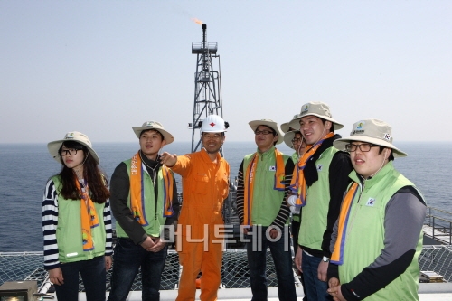 이재형 한국석유공사 해상운영팀장이 지난 21일 동해-1 가스전을 찾은 '대한민국 자원영토 탐험대'에게 생산시설에 대해 설명하고 있다.