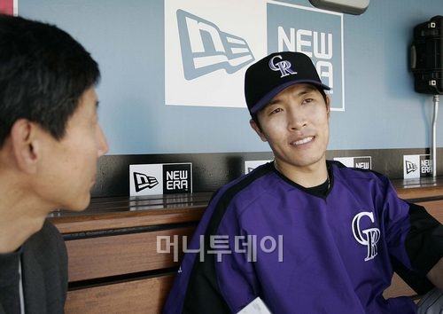 ↑ 콜로라도 로키스 시절 김병현이 다저스타디움 원정에서 인터뷰를 하고 있다. 자존심이 세기로 유명한 그는 보란듯이 명차 벤틀리를 구입해 타고 다녔다.