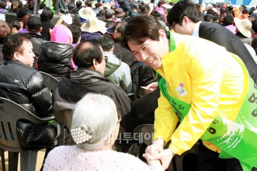 이인영 후보가 주민들과 만나 인사를 나누고 있다.ⓒ이인영 후보 홈페이지