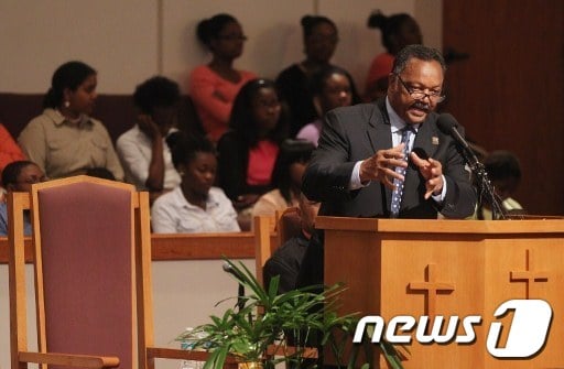 인권운동가 제시 잭슨 목사가 25일 플로리다주 이튼빌시 마케도니아 선교 침례교회에서 트레이본 마틴에 대한 설교를 하고 있다.  AFP=News1