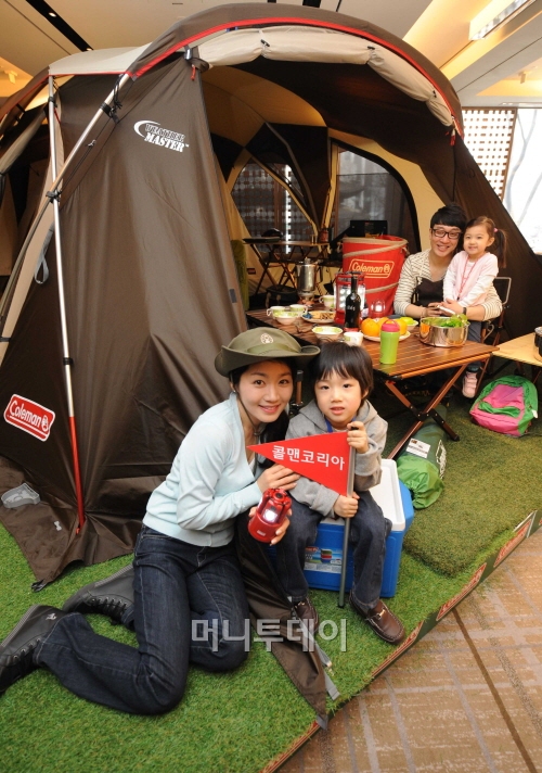 ↑한국형 텐트 '웨더마스터 와이드 2룸 코쿤' ⓒ콜맨코리아