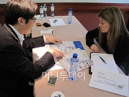 ↑ 배희정 KMSLab 사장(왼쪽)이 스페인 현지 기업 관계자와 상담을 하고 있다.ⓒ정진우 기자
