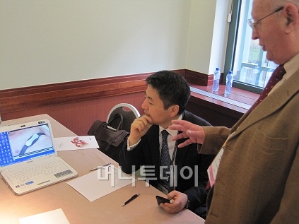 ↑ 벨기에 의료기기 회사인 할로(HaLO, Heart Link Online)의 포페툰 사장이 한범호 소리바다 이사에게 회사 홍보영상을 보여주고 있다.ⓒ정진우 기자