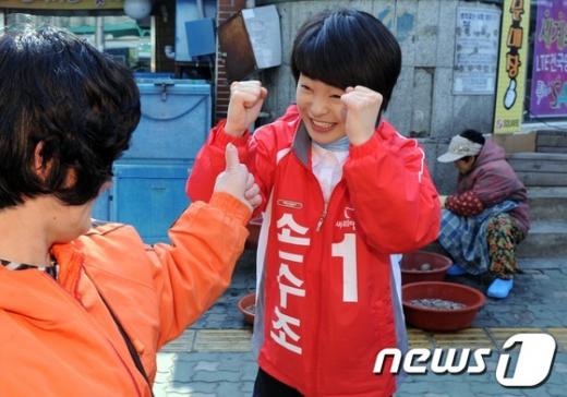 4.11 총선 공식선거 첫날인 29일 오전 부산 사상에 출마하는 새누리당 손수조 후보가 29일 오전 부산 사상구 신모라교차로에서 유권자들에게 인사하며 한표를 호소하고 있다. News1 이동원 기자