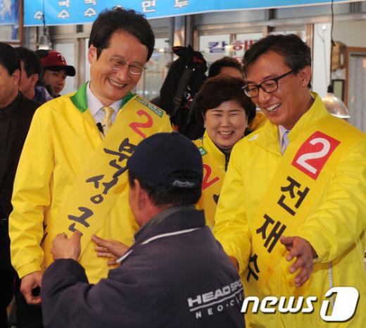 4.11 총선 부산 북강서구에 출마한 민주통합당 전재수(갑) 후보와 문성근(을) 후보가 30일 오후 부산 구포시장에서 합동 유세를 열고 상인들과 만나 이야기 나누고 있다.  News1 양동욱 기자