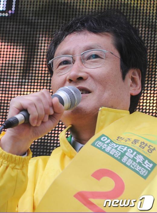 4.11 총선 부산 북강서을에 출마한 민주통합당 문성근 후보가 30일 오전 부산 북구 화명동 인근에서 유세차량에 탑승해 연설을 하고 있다.  News1 양동욱 기자