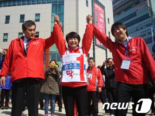 이상돈 새누리 비상대책위원, 손수조 후보, 이준석 비상대책위원(맨 왼쪽부터). News1