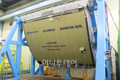↑A350 화물 출입문 테스트 장면. 대한항공은 지난해 11월 초도기를 첫 납품했다.