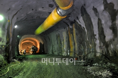 ↑현대건설이 시공 중인 '싱가포르 주롱 유류 비축기지 공사' 현장 ⓒ사진제공=현대건설