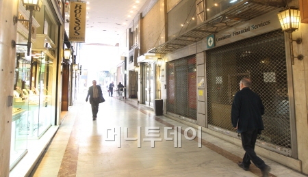 ↑경제가 지난해까지 4년째 마이너스성장을 기록하면서 은행과 명품상점들이 밀집돼 있는 아테네 중심 스타디우거리엔 폐업하는 곳이 속출하고 있다. ⓒ사진=아테네 홍봉진 기자