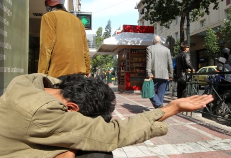 ↑그리스는 혹독한 긴축으로 빈곤이 사회 문제가 되고 있다. 한 걸인이 아테네 신타그마광장 인근에서 동냥을 하고 있다. ⓒ사진=아테네 홍봉진 기자