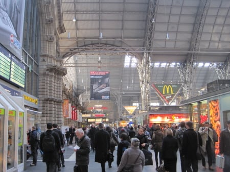 ↑지난달 23일 독일 프랑크푸르트 중앙역(Hauptbahnhof). 3월21일부터 24일까지 프랑크푸르트 전시관에서 열린 음악박람회에 참석하기 위해 세계 각지에서 사람들이 몰려들고 있다.