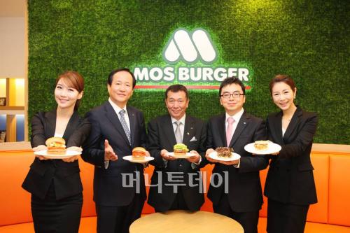 왼쪽 두번째부터 백기웅 모스버거코리아 대표, 사쿠라다 아츠시 일본모스푸드서비스 대표, 고재홍 모스버거코리아 대표
