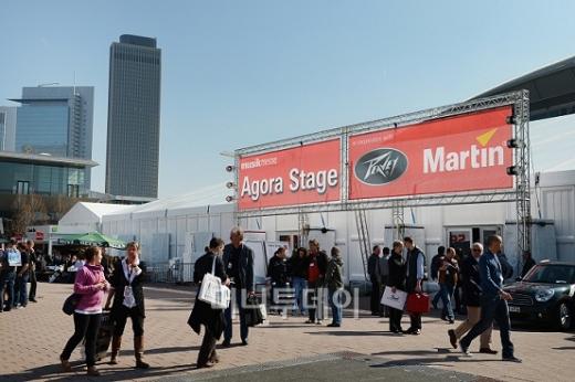 ↑ 지난 3월23일 독일 프랑크푸르트 전시관에서 열리고 있는 음악전시회(Musikmesse) 행사장 입구. 전 세계에서 몰려든 관광객들이 몰렸다.ⓒ프랑크푸르트 전시관