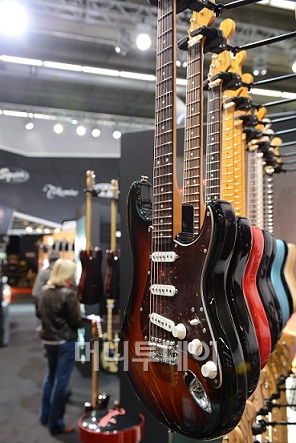 ↑ 음악전시회에서 전시된 기타 모습. 전 세계 47개국 1650개 업체가 참여했다.ⓒ프랑크푸르트 전시관