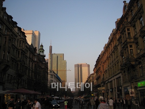 ↑ 독일 프랑크푸르트 중앙역에서 바라본 금융가 모습. 멀리 보이는 고층 빌딩들엔 세계 각 국 은행들이 들어서 있다.ⓒ정진우 기자