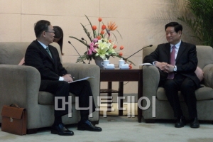 자오쩡융 샨시성장(오른쪽)과 이규형 주중한국대사(왼쪽)이 삼성전자 반도체 공장 등 한-샨시성 현안에 대해 의견을 나누고 있다.