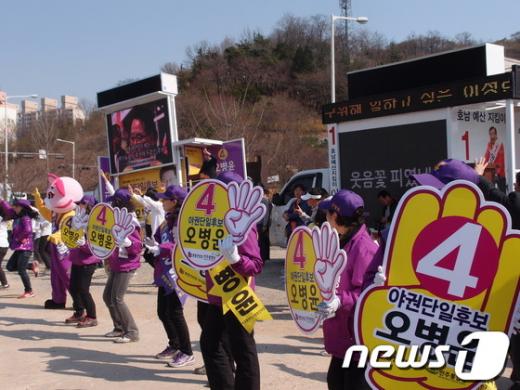 7일 오후 광주시 서구 풍암공원에서 야권연대 오병윤 통합진보당 광주 서구을 후보측 선거운동원들이 유세활동을 벌이고 있다.  News1 위안나 기자