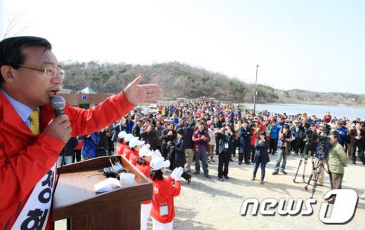 7일 오후 광주시 서구 풍암공원에서 이정현 새누리당 광주 서구을 후보가 주민들에게 지지를 호소하고 있다.  News1 김태성 기자