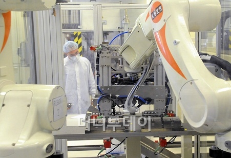 ↑ 사너 공장 내부 기계 모습. 이곳에선 각종 플라스틱 용기와 뚜껑을 제조하고 있다.ⓒSANNER