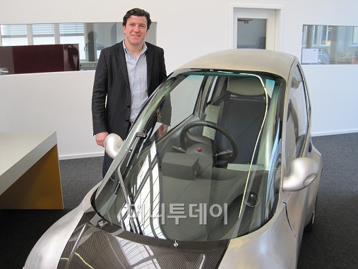 ↑ 펠릭스 폰 보크 아카솔 엔지니어링 사장이 이 회사에서 개발한 전기차 배터리 시스템이 장착된 1인용 차앞에서 포즈를 취하고 있다.ⓒ정진우 기자