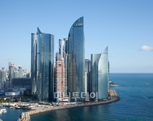 ↑혁신적인 디자인의 부산 해운대 아이파크 전경 ⓒ사진제공=현대산업개발