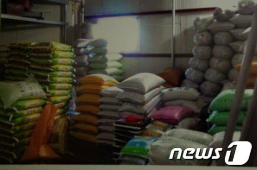 이번에 급식표본실사를 받은 한 쌀·잡곡업체의 창고에는 국내산과 외국산 잡곡이 어지럽게 섞여 있다. 학운위는 국내산이라는 원산지 표시가 지켜지고 있는지 의문이라고 지적했다. News1