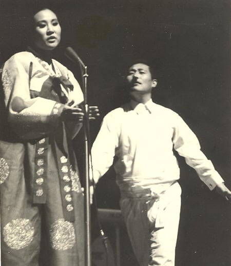 ↑'살짜기 옵서예' 1966년 초연에 여주인공 '애랑' 역을 맡은 패티김과 정비장 역에 곽규석(오른쪽). ⓒPK프로덕션