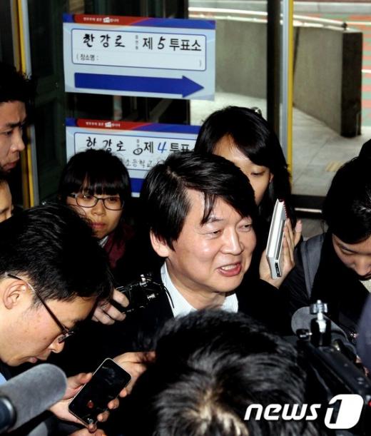 ↑(서울=뉴스1) 허경 기자= 안철수 서울대 융합과학기술대학원장이 11일 서울 용산구 한강초등학교에 마련된 투표소에서 투표를 마친 후 취재진과 인터뷰를 하고 있다.