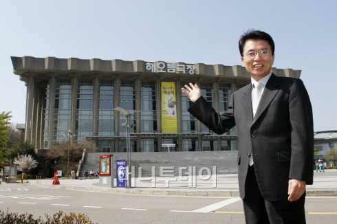 ↑안호상 극장장은 대극장 앞에 계단을 없애면 극장의 권위적인 느낌이 사라지고 관객을 껴안는 듯한 느낌을 담을 수 있을 거라고 설명했다. ⓒ임성균 기자 tjdrbs23@