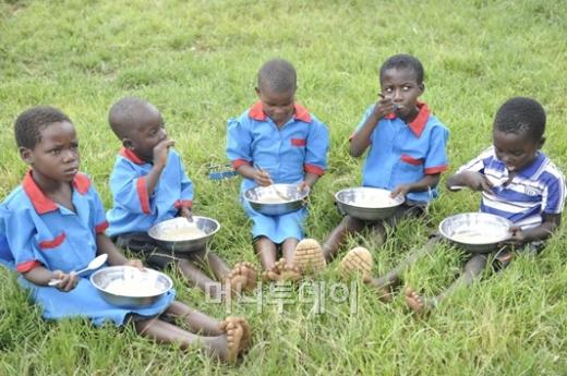 5세 이하 아동들이 영양식을 먹는 모습. ⓒ사진=재능나눔 채우룡 작가