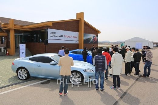 ↑2012 재규어 트랙데이