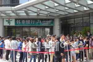 이날 카페베네 왕징점 오픈식에는 한예슬 팬이 모여 성황을 이뤘다.